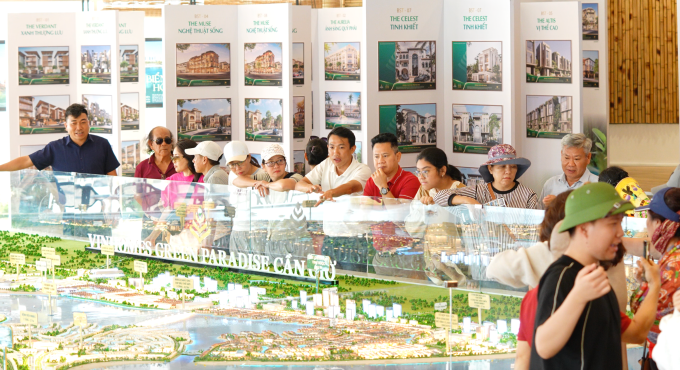 Nhiều nhà đầu tư trao đổi về sản phẩm sau khi tham quan dự án. Ảnh: VH