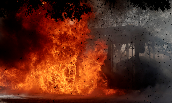 Xe buýt bị đốt cháy tại bang Jalisco của Mexico sau khi Oseguera bị hạ hôm 22/2. Ảnh: AFP