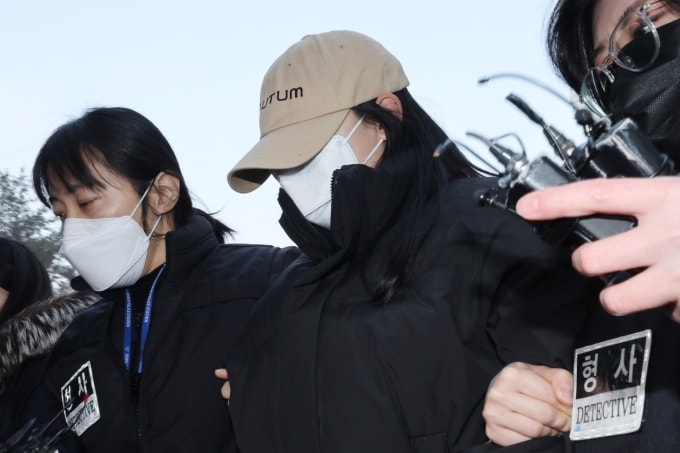 Nghi phạm họ Kim (đội mũ) xuất hiện tại Tòa án quận bắc Seoul ngày 12/2. Ảnh: Yonhap