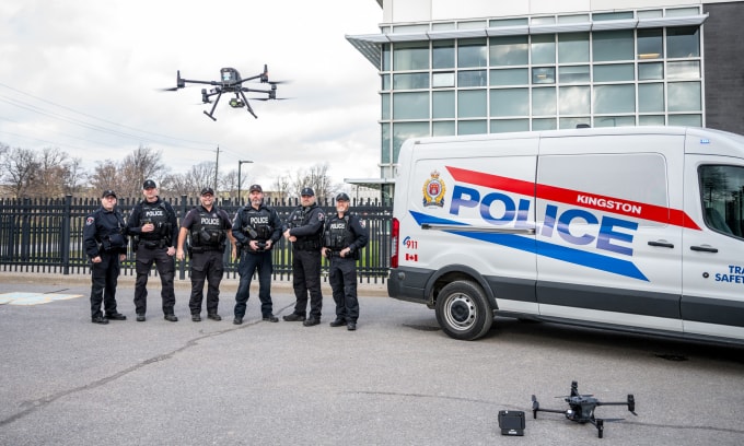 Cảnh sát Kingston và hai chiếc drone. Ảnh: Kingston Police