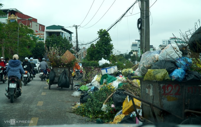 Rác tràn ra lòng đường Mai An Tiêm gây ùn ứ giao thông. Ảnh: Lê Hoàng