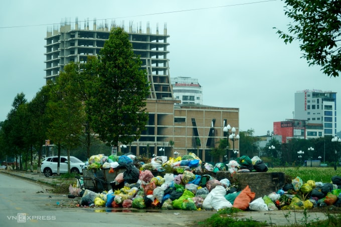 Điểm tập kết rác đầy ứ tại khu vực công viên nước Đông Hương. Ảnh: Lê Hoàng