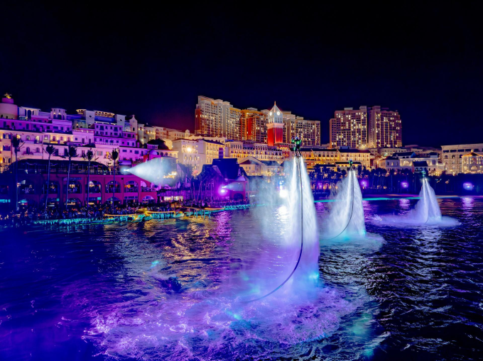 Các show diễn Kiss Of The Sea, Symphony Of The Sea thu hút hàng nghìn khách mỗi tối. Ảnh: Ánh Dương