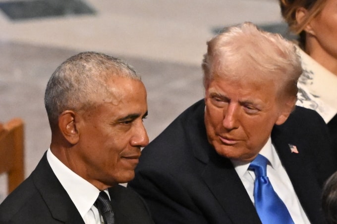 Tổng thống Mỹ Donald Trump (phải) và người tiền nhiệm Barack Obama tại Washington, ngày 9/1/2025. Ảnh: AFP