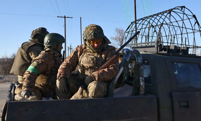 Thành viên Lữ đoàn Cơ giới số 65 Ukraine tại tiền tuyến ở tỉnh Zaporizhzhia hôm 10/2. Ảnh: AP