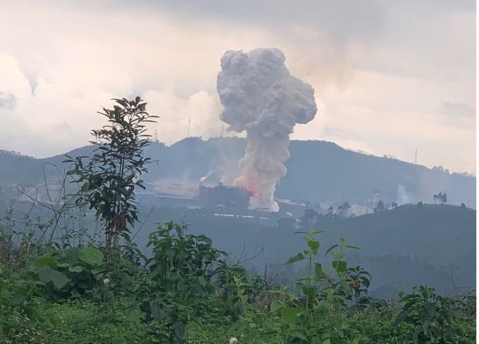 Cột khói bốc lên sau vụ nổ ở Lào Cai. Ảnh: Nguyễn Quỳnh