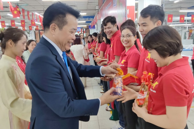 Lao động May 10 nhận mừng tuổi, muối, dầu ăn đầu năm mới. Ảnh: Phong Linh