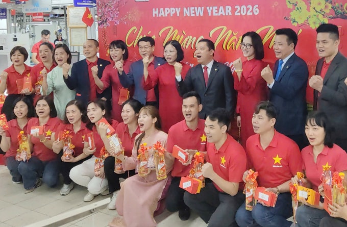 Lao động phấn khởi ngày đầu tiên trở lại đi làm sau Tết Bính Ngọ. Ảnh: Phong Linh