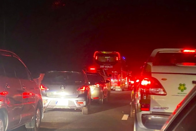 Xe ùn tắc kéo dài hơn km qua khu vực bị tai nạn. Ảnh: Nguyễn Tài