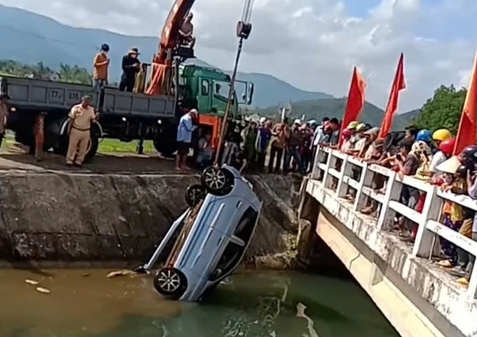 Lực lượng chức năng trục vớt ôtô và 2 thi thể. Ảnh: Ngọc Oanh