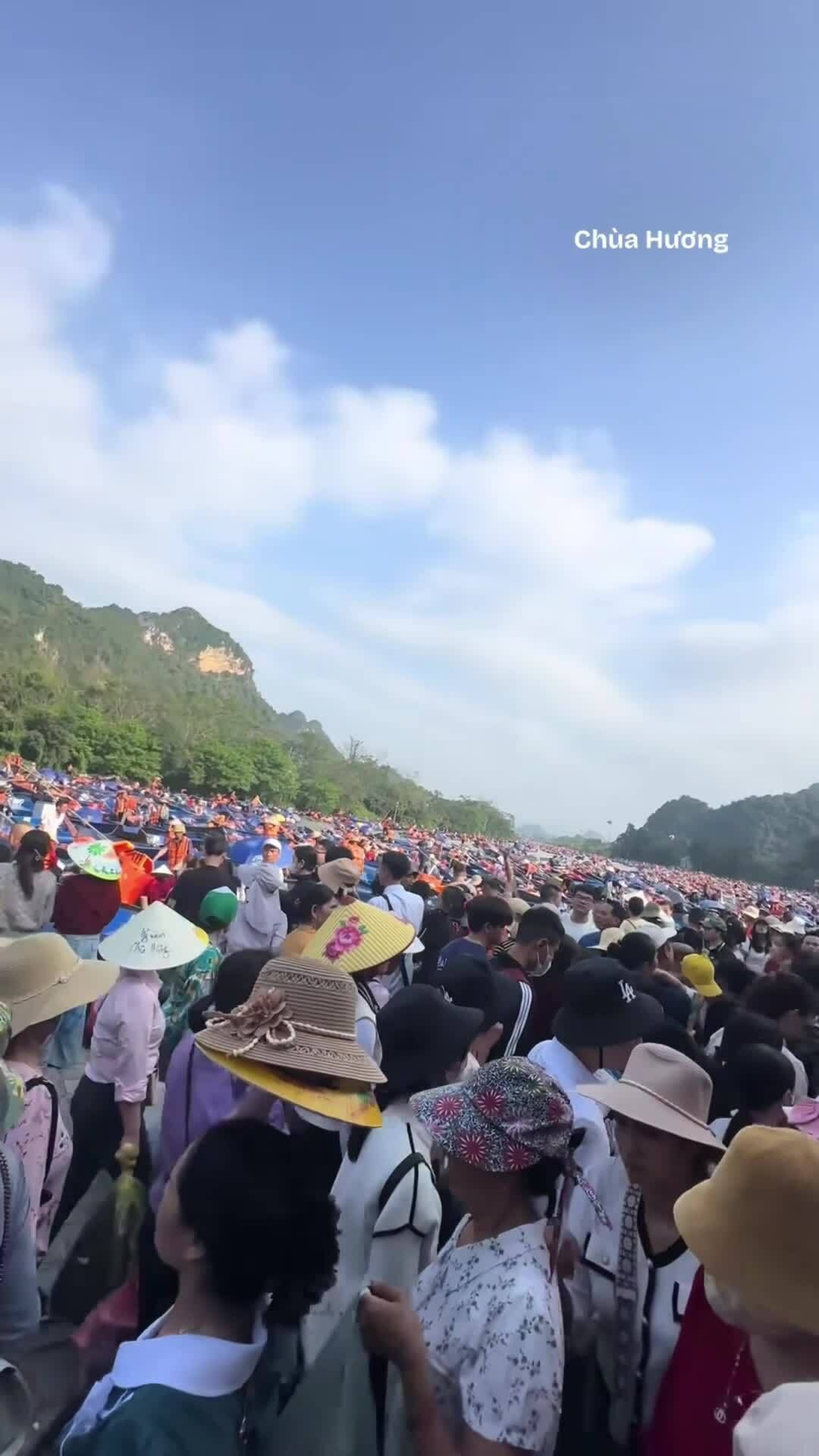 Du khách vật vã giữa biển người tại các điểm du xuân