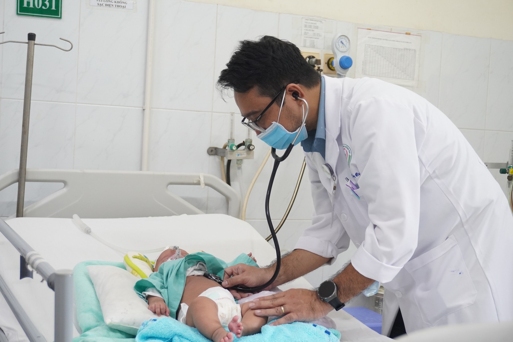 Vì sao trẻ dưới 1 tuổi dễ nhiễm RSV nhiều lần?