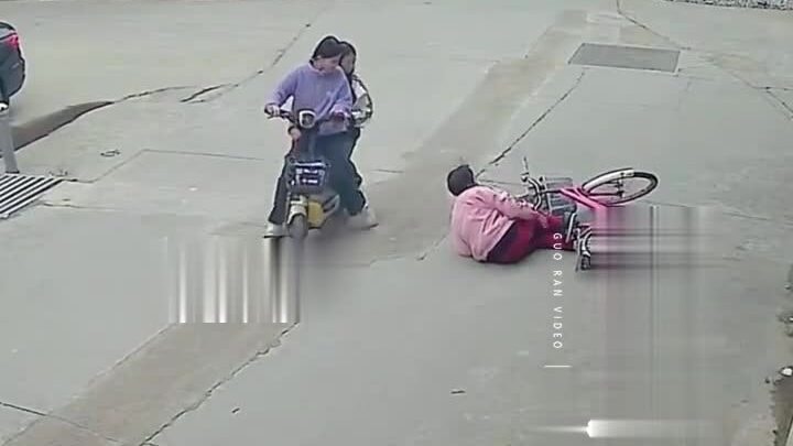 Nữ sinh đỡ bà lão ngã xe, bị đòi bồi thường