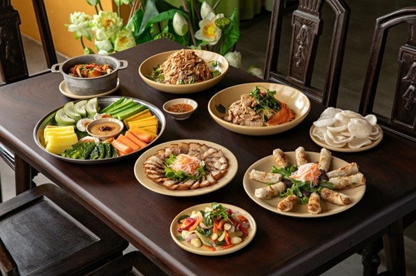 Quán Bụi – Laang Saigon: Khi bữa tiệc tân niên bắt đầu từ cảm giác an yên của bếp nhà - Ảnh 3.