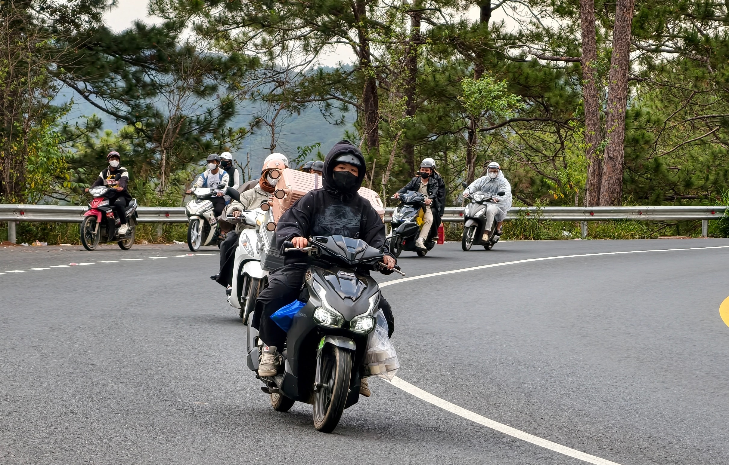 Du khách thong thả rời Đà Lạt sau kì nghỉ Tết Nguyên đán - Ảnh 4.