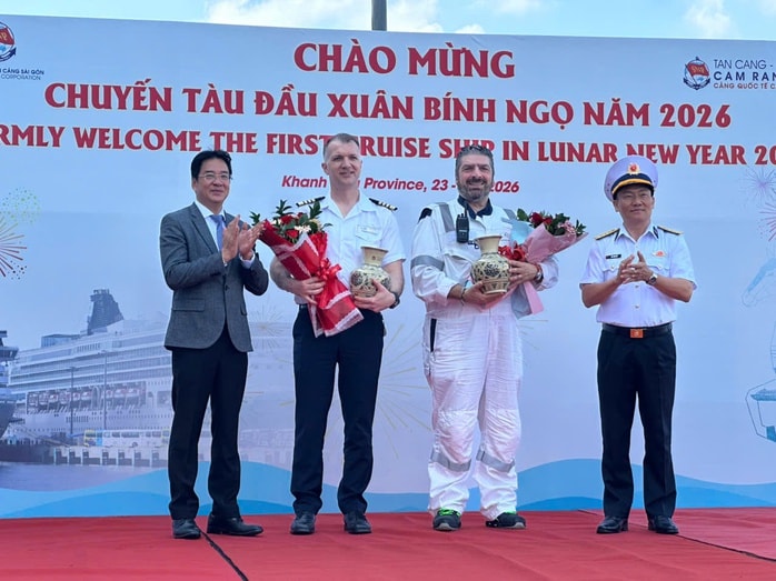 Khánh Hòa: Đón tàu biển cùng 800 du khách xông đất Tết Bính Ngọ - Ảnh 2.