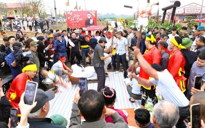 Bí thư Ninh Bình xuống đồng đi cày ở lễ hội Tịch điền 2026 - Ảnh 4.