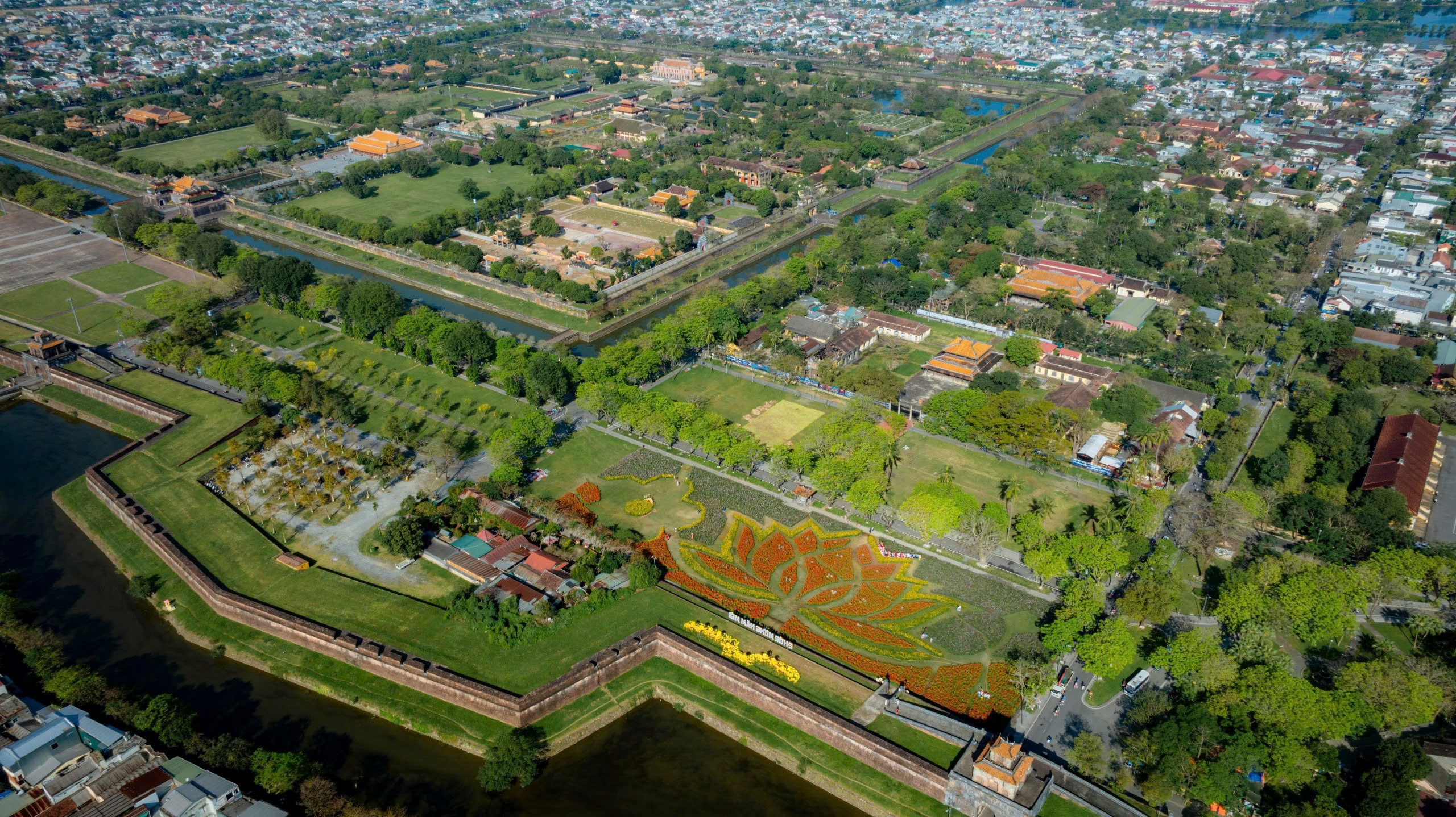 Điều gì làm nên sức hút hơn nửa triệu lượt khách đến Huế dịp Tết?- Ảnh 2.