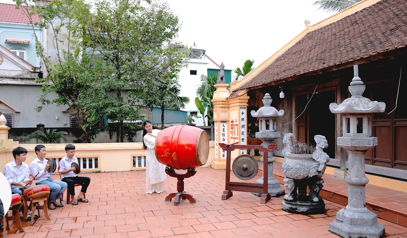 Thanh âm linh thiêng của trống tế ngày Xuân- Ảnh 2. Thanh âm linh thiêng của trống tế ngày Xuân- Ảnh 2.