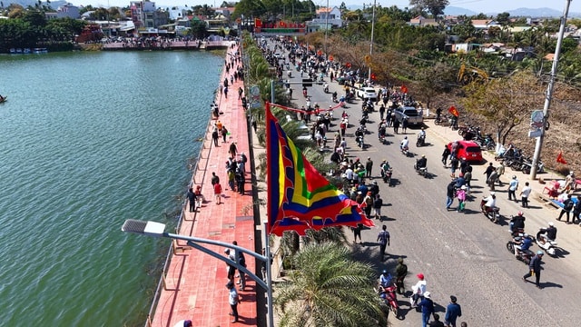 Tranh tài sôi nổi tại giải đua thuyền nam truyền thống tại Đắk Lắk- Ảnh 1. Tranh tài sôi nổi tại giải đua thuyền nam truyền thống tại Đắk Lắk- Ảnh 1.