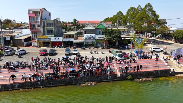 Tranh tài sôi nổi tại giải đua thuyền nam truyền thống tại Đắk Lắk- Ảnh 2. Tranh tài sôi nổi tại giải đua thuyền nam truyền thống tại Đắk Lắk- Ảnh 2.
