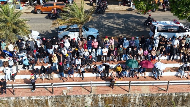 Tranh tài sôi nổi tại giải đua thuyền nam truyền thống tại Đắk Lắk- Ảnh 8. Tranh tài sôi nổi tại giải đua thuyền nam truyền thống tại Đắk Lắk- Ảnh 8.