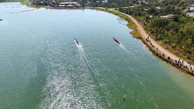 Tranh tài sôi nổi tại giải đua thuyền nam truyền thống tại Đắk Lắk- Ảnh 3. Tranh tài sôi nổi tại giải đua thuyền nam truyền thống tại Đắk Lắk- Ảnh 3.