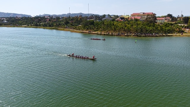 Tranh tài sôi nổi tại giải đua thuyền nam truyền thống tại Đắk Lắk- Ảnh 7. Tranh tài sôi nổi tại giải đua thuyền nam truyền thống tại Đắk Lắk- Ảnh 7.