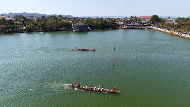 Tranh tài sôi nổi tại giải đua thuyền nam truyền thống tại Đắk Lắk- Ảnh 4. Tranh tài sôi nổi tại giải đua thuyền nam truyền thống tại Đắk Lắk- Ảnh 4.