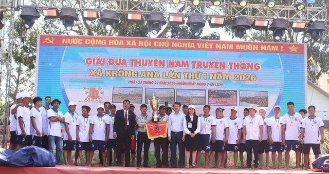 Tranh tài sôi nổi tại giải đua thuyền nam truyền thống tại Đắk Lắk- Ảnh 6. Tranh tài sôi nổi tại giải đua thuyền nam truyền thống tại Đắk Lắk- Ảnh 6.