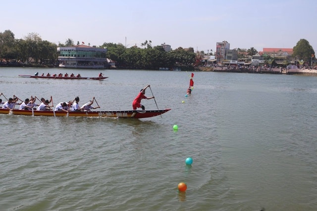 Tranh tài sôi nổi tại giải đua thuyền nam truyền thống tại Đắk Lắk- Ảnh 5. Tranh tài sôi nổi tại giải đua thuyền nam truyền thống tại Đắk Lắk- Ảnh 5.