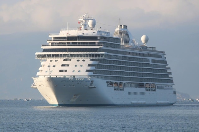 Tàu biển quốc tế khổng lồ đưa 800 khách cập cảng Cam Ranh- Ảnh 1. Tàu biển quốc tế khổng lồ đưa 800 khách cập cảng Cam Ranh- Ảnh 1.