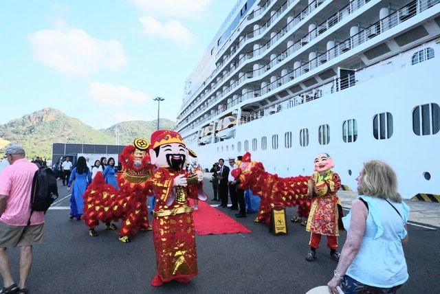 Tàu biển quốc tế khổng lồ đưa 800 khách cập cảng Cam Ranh- Ảnh 2. Tàu biển quốc tế khổng lồ đưa 800 khách cập cảng Cam Ranh- Ảnh 2.