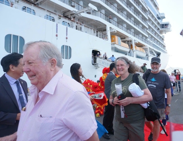 Tàu biển quốc tế khổng lồ đưa 800 khách cập cảng Cam Ranh- Ảnh 3. Tàu biển quốc tế khổng lồ đưa 800 khách cập cảng Cam Ranh- Ảnh 3.
