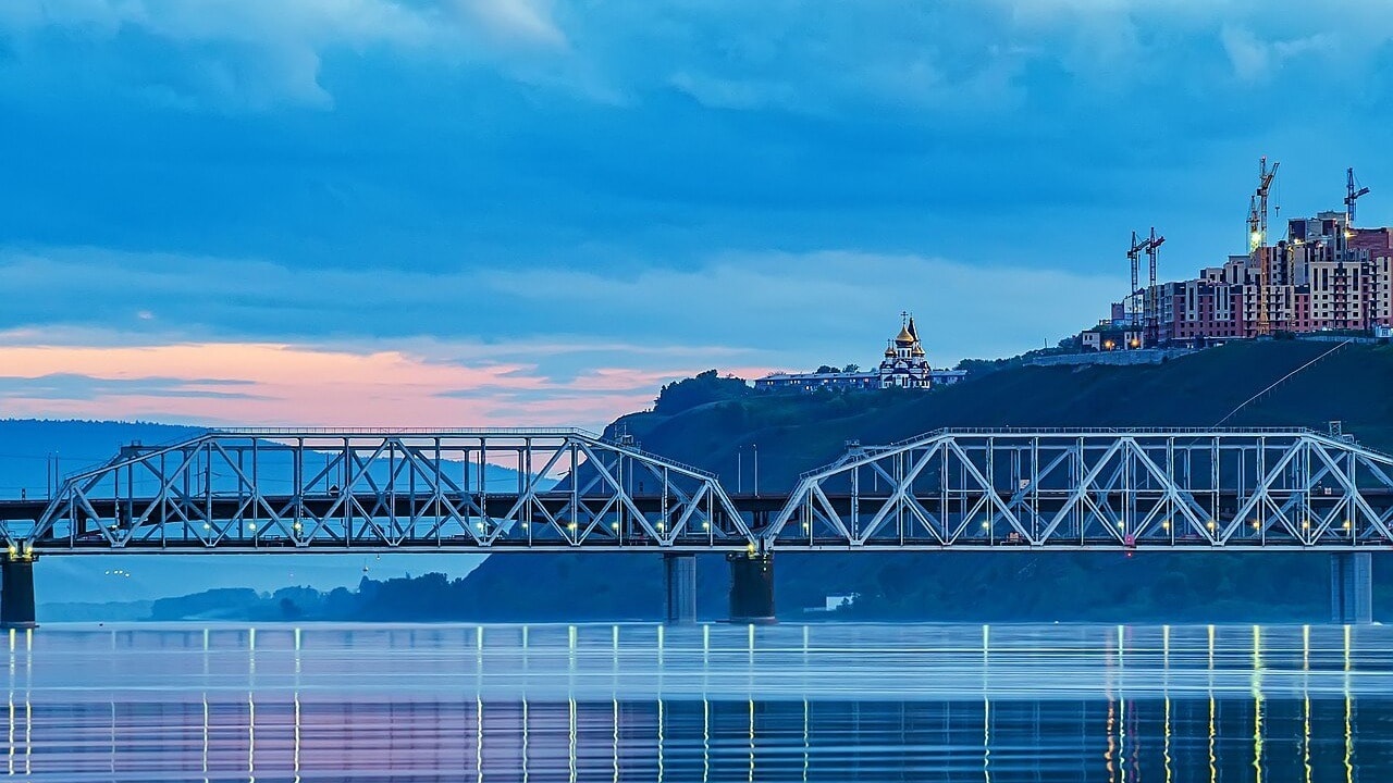 Cầu đường sắt xuyên Siberia bắc qua sông Yenisei ở Krasnoyarsk, Nga. Ảnh Wikimedia Commons