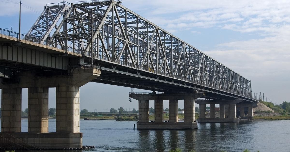 Cầu đường sắt xuyên Siberia bắc qua sông Yenisei ở Krasnoyarsk, Nga. Ảnh Wikimedia Commons