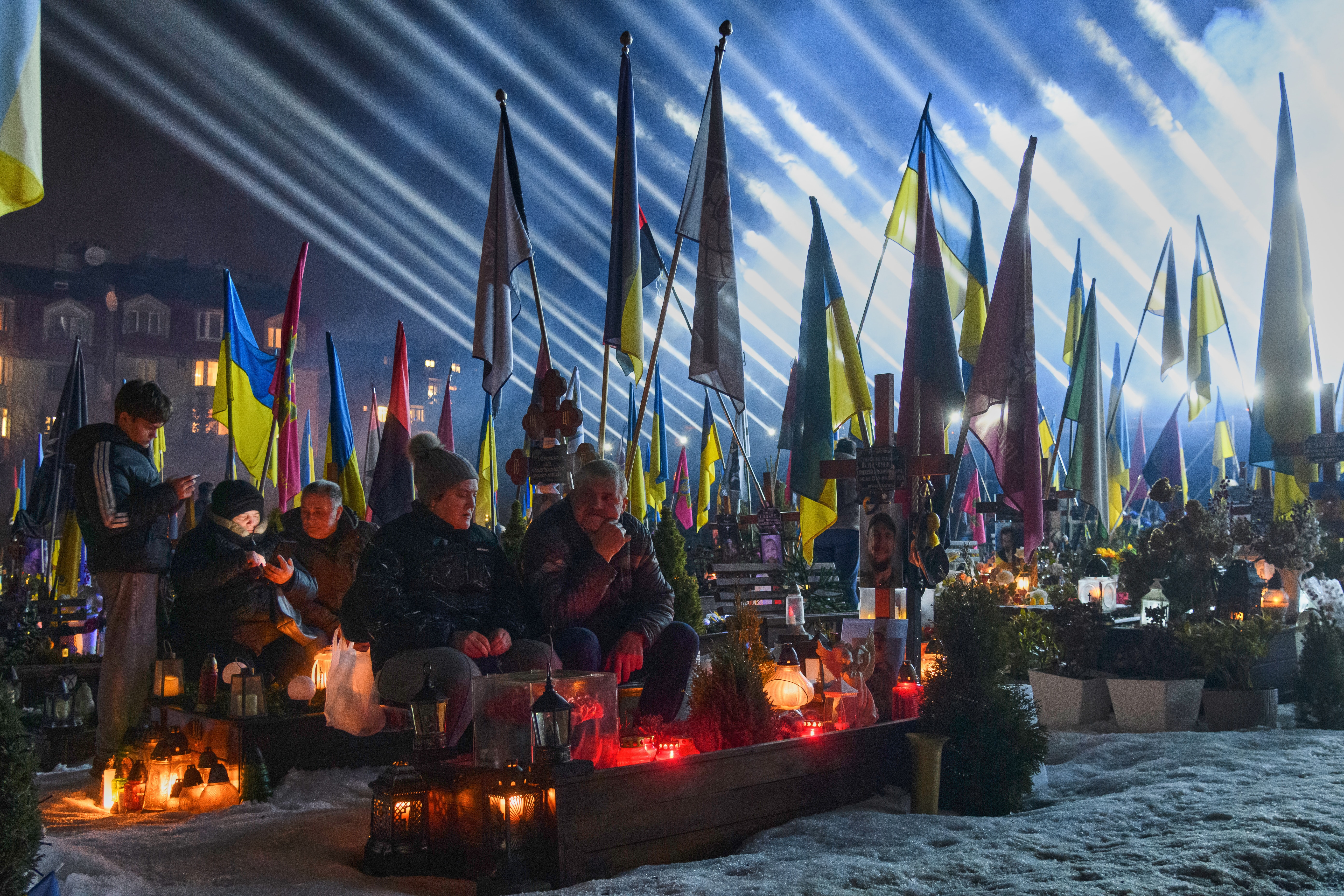 Người dân thắp nến tưởng niệm những binh sĩ tử trận vào đêm trước dịp tròn bốn năm xung đột bùng phát, tại Lviv, Ukraine, ngày 23/2/2026. (Ảnh: AP/Mykola Tys)