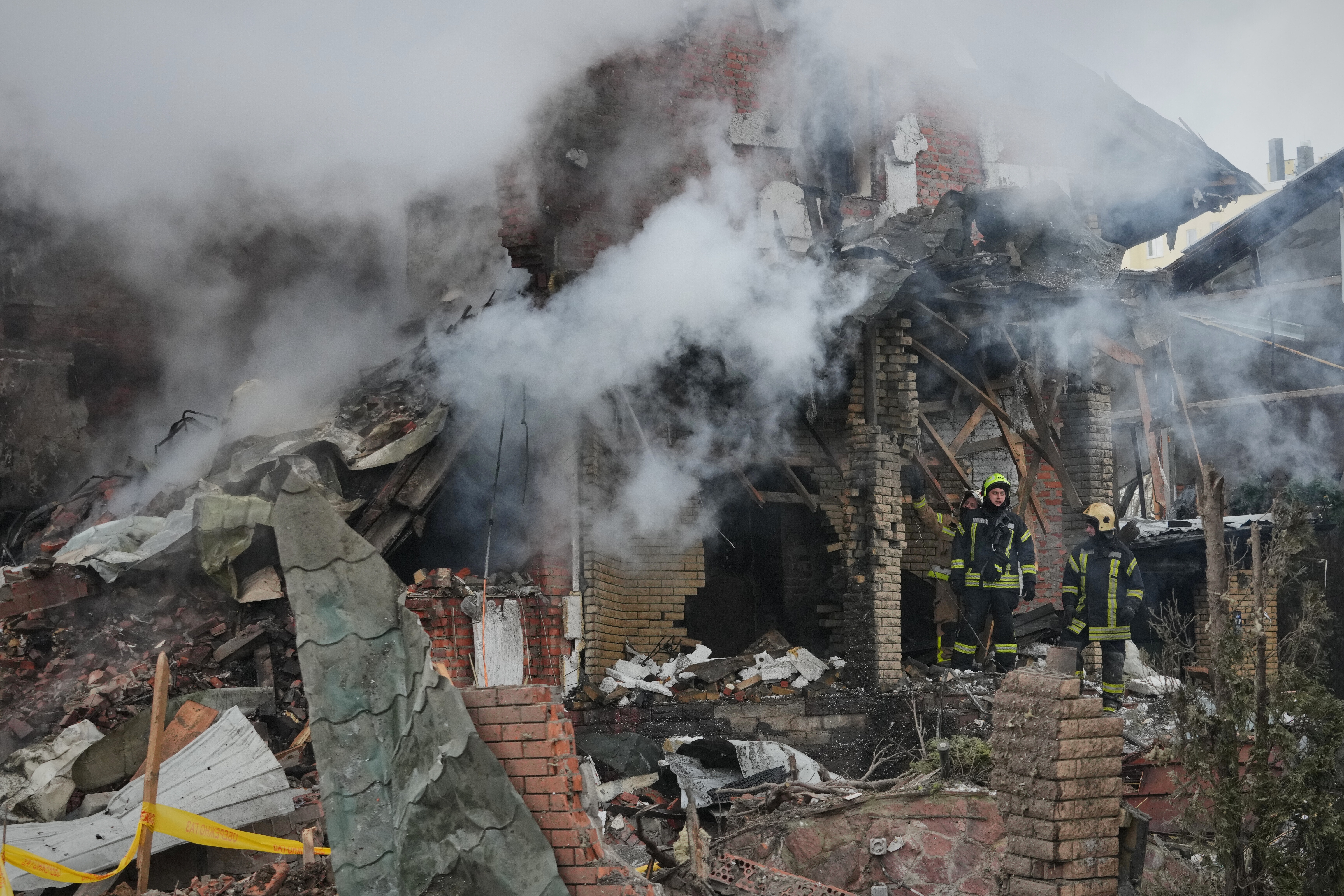 Hiện trường sau khi một máy bay không người lái đánh trúng tòa nhà dân cư trong cuộc không kích của Nga nhằm vào Kiev, Ukraine, ngày 22/2/2026. (Ảnh: AP/Sergei Grits)