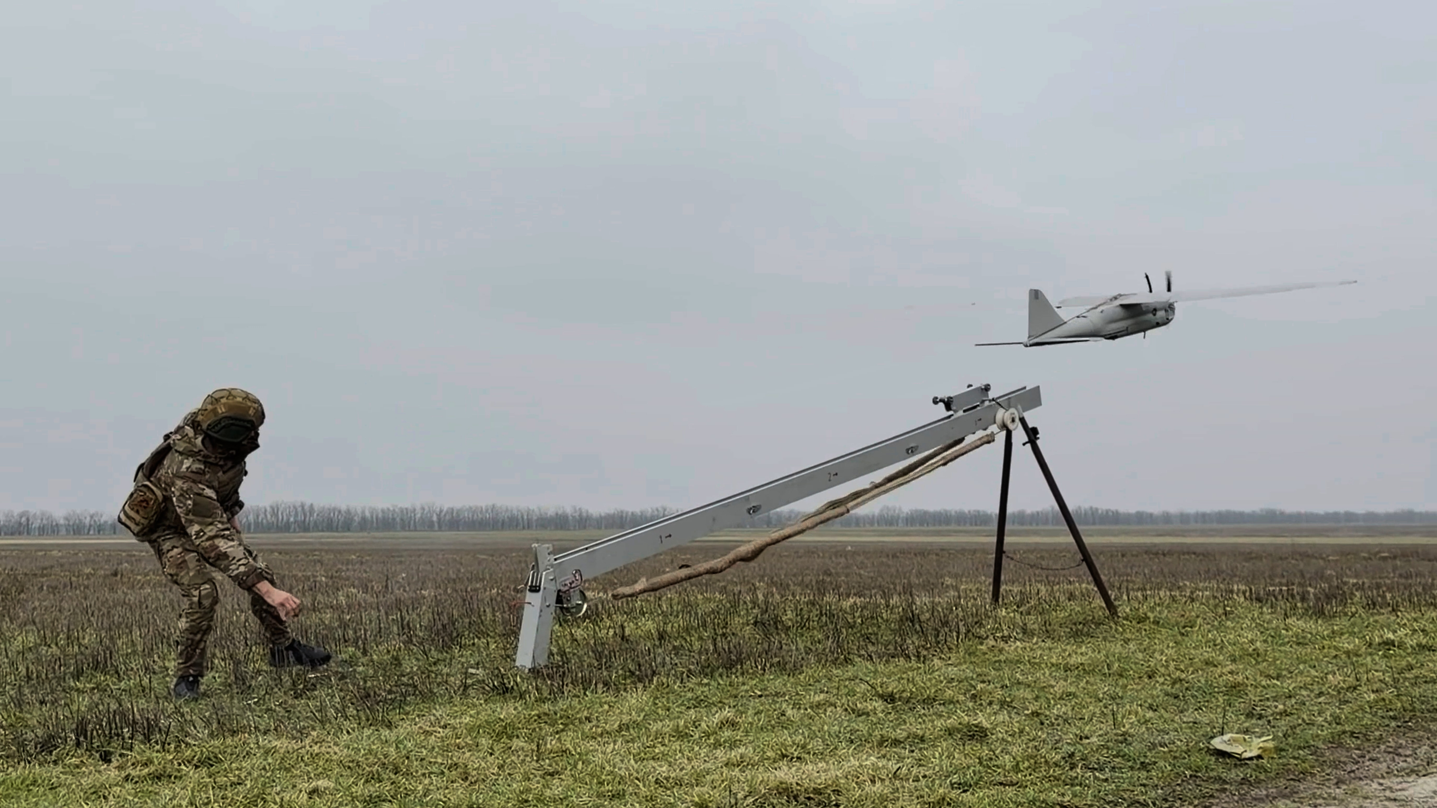 Một binh sĩ Nga phóng máy bay không người lái trinh sát Orlan-10 để thực hiện nhiệm vụ tại một địa điểm không được tiết lộ ở Ukraine. (Ảnh: Cơ quan báo chí Bộ Quốc phòng Nga qua AP)