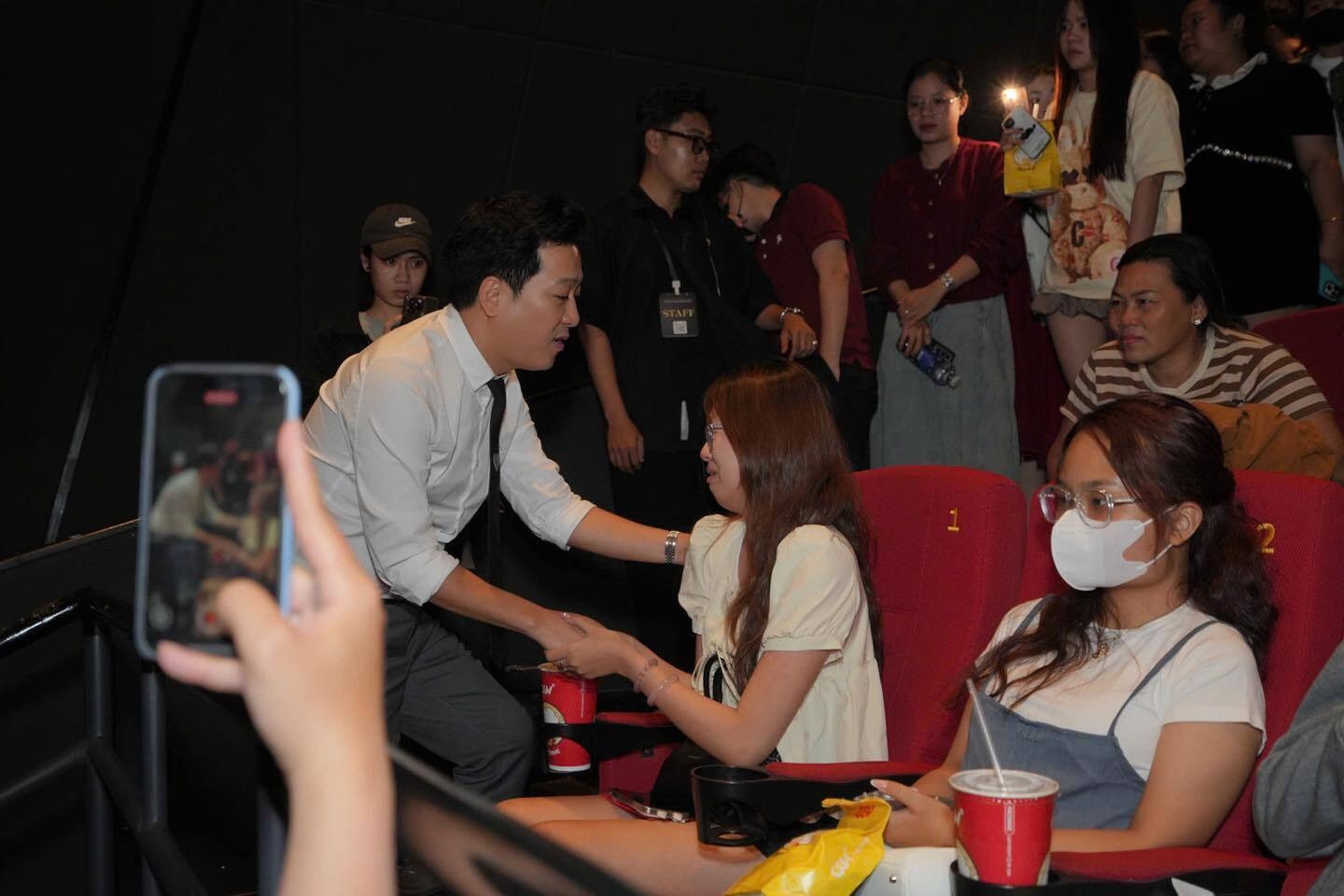 Trường Giang hứa lo viện phí cho bố mẹ của fan tại buổi giao lưu.