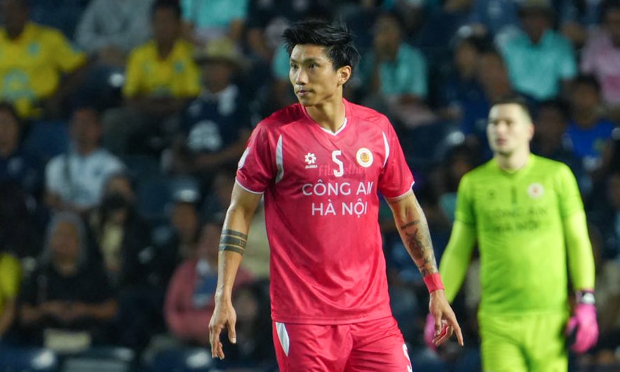 Văn Hậu ghi bàn siêu phẩm.