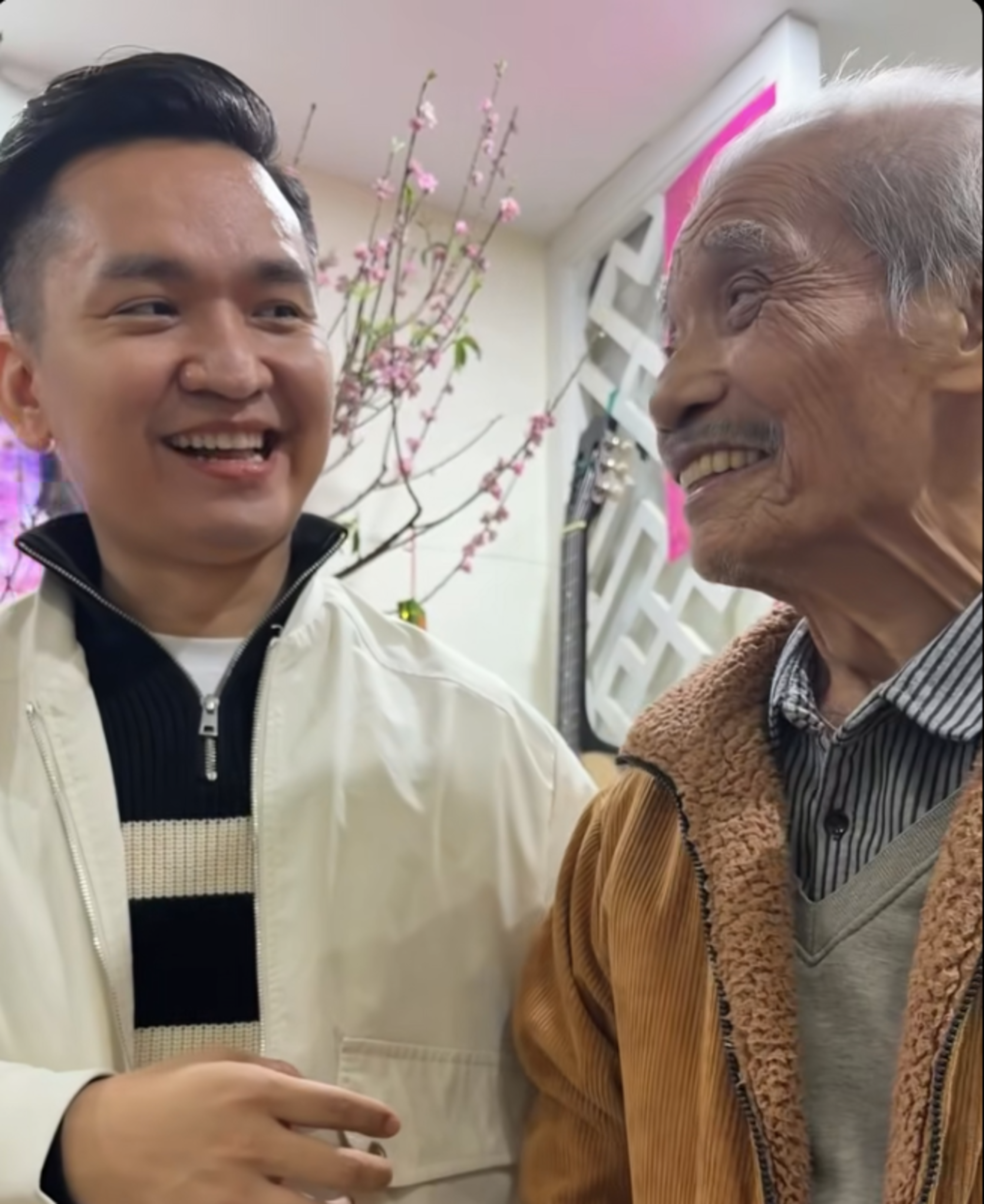 MC Hạnh Phúc hội ngộ người thầy - NSND Trần Hiếu trong dịp đầu xuân.
