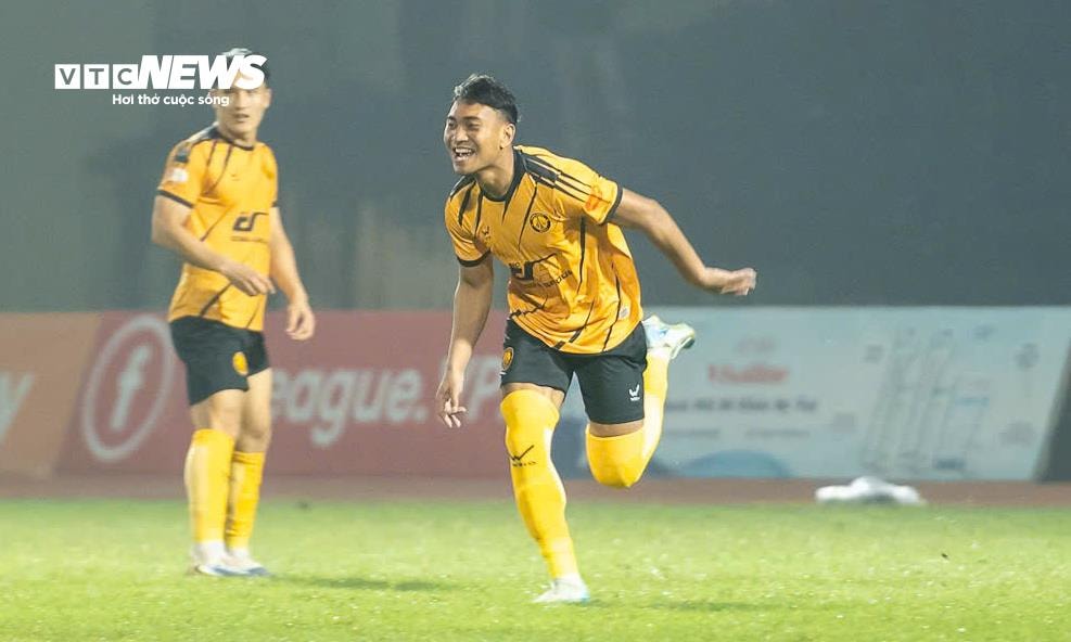 Thủ môn Y Êli Niê vào sân để thi đấu ở vị trí tiền đạo.