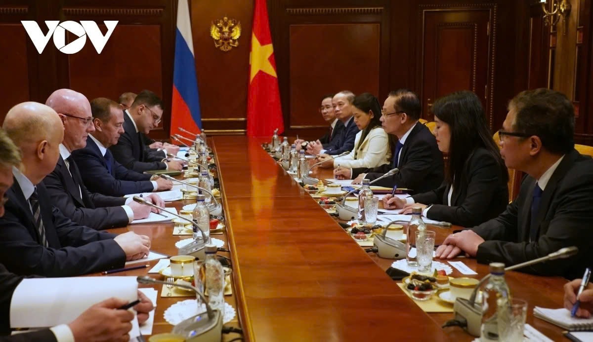 Bộ trưởng Ngoại giao Lê Hoài Trung tại cuộc gặp Chủ tịch Đảng nước Nga thống nhất D. Medvedev.