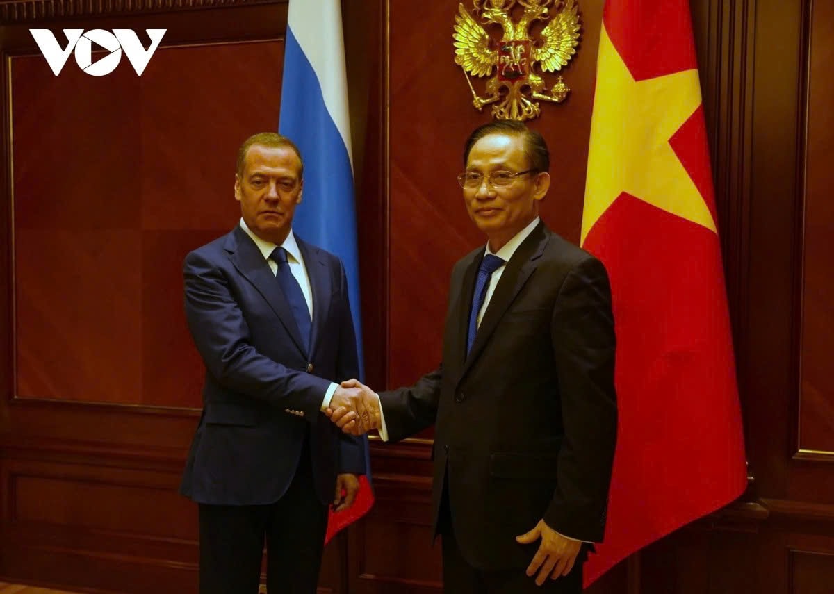 Bộ trưởng Ngoại giao Lê Hoài Trung và Chủ tịch Đảng nước Nga thống nhất D. Medvedev.