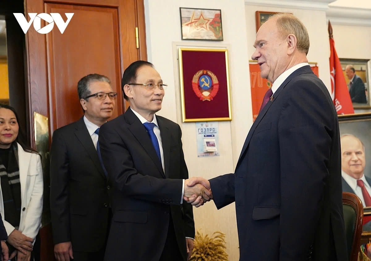 Bộ trưởng Ngoại giao Lê Hoài Trung và Chủ tịch Đảng Cộng sản Liên bang Nga G. Zyuganov.