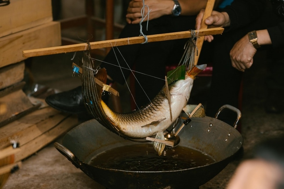 Đặc sản lạ mắt cá chép nằm võng ở Hưng Yên, thân uốn lượn như còn sống - 1