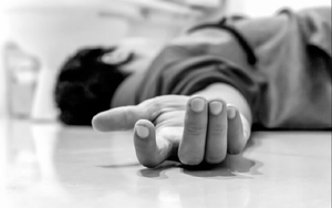 Nhặt được vật lạ nhấp nháy, bé 9 tuổi cầm lên chơi không ngờ thủng dạ dày, hỏng mắt - Ảnh 2.