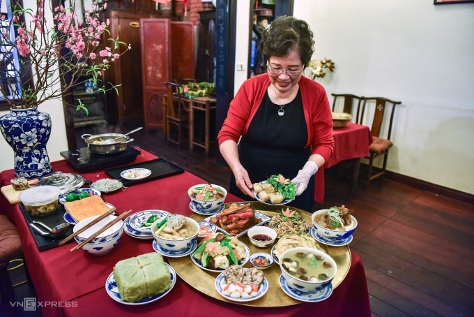 Nghệ nhân Ánh Tuyết làm mâm cỗ Tết truyền thống của Hà Nội. Ảnh: Giang Huy