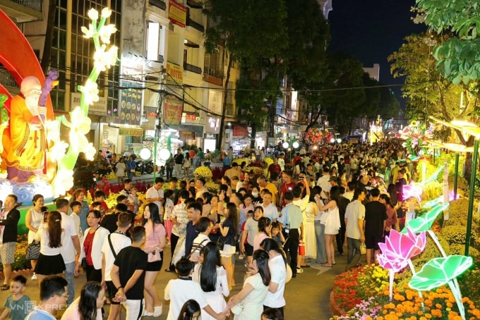 Người dân, du khách tham quan đường hoa nghệ thuật tại Cần Thơ dịp Tết Nguyên đán 2026. Ảnh: Đoàn Huy Phong